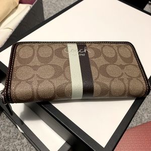 Coach Zipper Wallet
